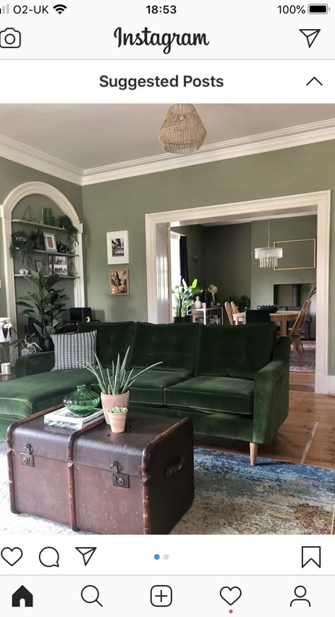 Green Georgian Living Room, Dark Wood Green Living Room, Green Antique Living Room, Green Livingrooms Design, Dark Green Furniture Living Room, Green Academia Living Room, Green Cottagecore Living Room, Green Sofa Green Wall, Living Room Dark Green Couch