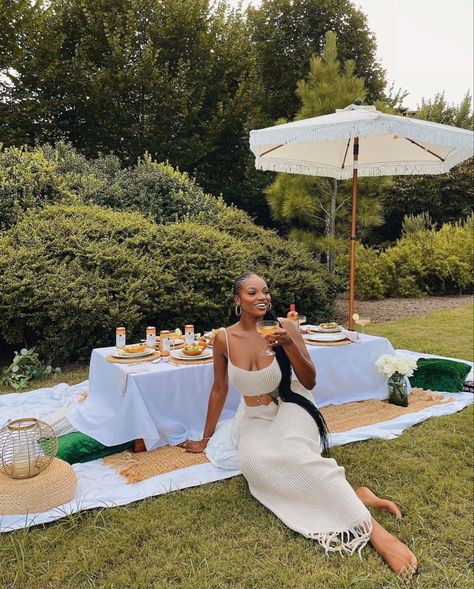 Luxury Picnic Black Women, Elegant Picnic Outfit, Cute Picnic Outfits, Picnic Date Outfits, Time Photoshoot, Asiyami Gold, Picnic Outfit Summer, Outdoor Cocktail Party, Summer Pose