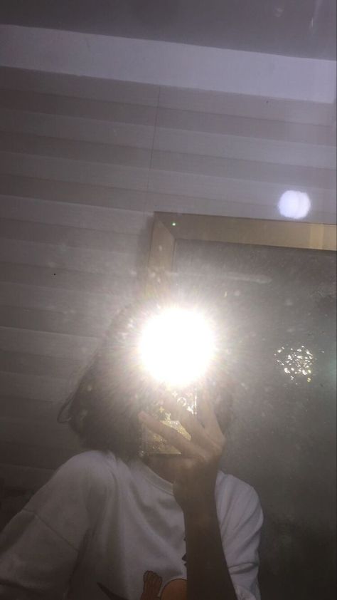 Fake Short Hair, Mirror Selfie With Flash, Hair Mirror, Fake Photo Short Hair, Nightclub Aesthetic, Girls Mirror, Mirror Selfie Poses, Face Aesthetic, Self Portrait Poses