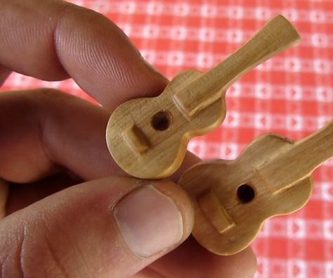 Mini Wood Carving, Small Wood Carvings, Wood Carving Patterns Free, Whittling Projects, Simple Wood Carving, Wood Carving For Beginners, Wood Jewelery, Mini Guitar, Dremel Wood Carving