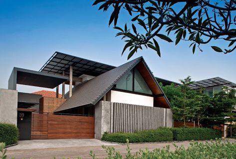 Contemporary Slope Roof House, Tropical Roof Design, Sloping Roof Architecture Modern, Modern Slope Roof House, Tropical House Facade, Sloping Roof Architecture, Modern Gable House, Contemporary Tropical Architecture, Contemporary Tropical House