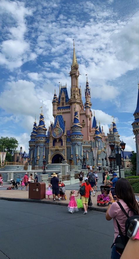 Magic Kingdom Florida, Disney Fake Story, Magic Kingdom Pictures, Preppy Background, Florida Photos, Disneyland Holidays, Disney Photo Ideas, Disney World Pictures, Disney Orlando