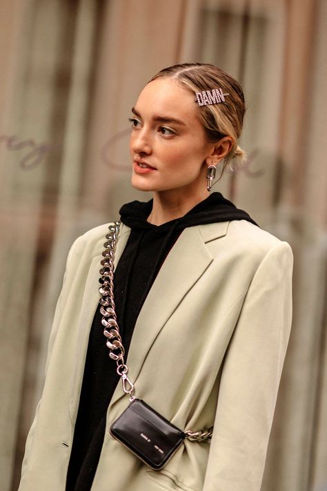 NYFW Street Style Hair Accessories Are Huge 2019 Trend Old Hollywood Waves, Fashion Week Hair, 2024 Street Style, Balayage Blond, Bianca Jagger, Nyfw Street Style, Bows Hair, Paris Fashion Week Street Style, Bow Hair Accessories