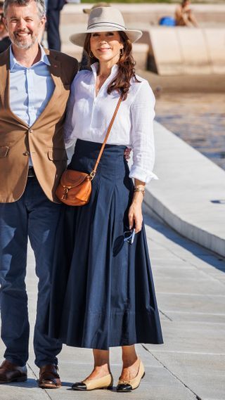 Chic Classic Outfits, Navy Skirt Outfit Summer, Styling Long Jean Skirt, Navy Flats Outfit, Skirt Outfits 2024, Navy Dress Outfit, Navy Skirt Outfit, Classy Fashion Style, Royals Outfit