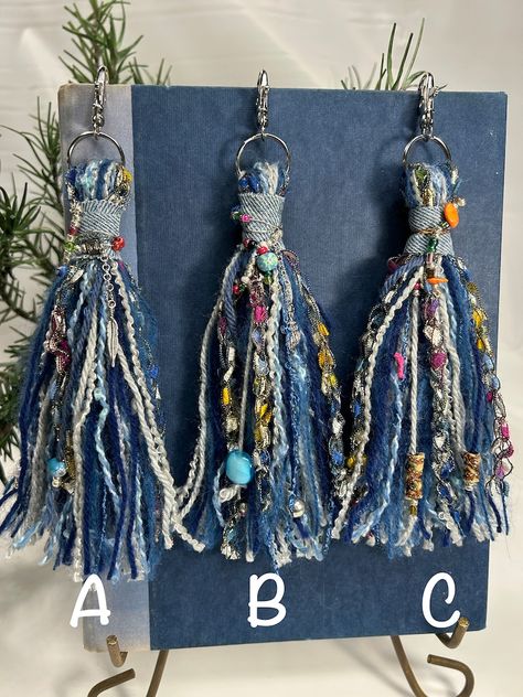 Purse Charms Diy, Tassel Crafts, Denim Earrings, Denim Crafts Diy, Ornaments Homemade, Fabric Christmas Ornaments Diy, Tassel Purse, Folded Fabric Ornaments, Blue Jeans Crafts