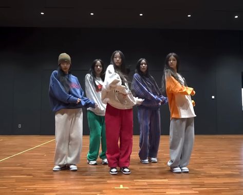 [Making Jeans] NewJeans ‘OMG’ Dance Practice Behind #뉴진스 K Pop Trainee Aesthetic, P1harmony Style, New Jeans Dance Practice, New Jeans Fashion Kpop, Omg Dance, Dance Practice Outfits, Kpop Dance Practice Outfits, Newjeans Outfits, Newjeans Omg