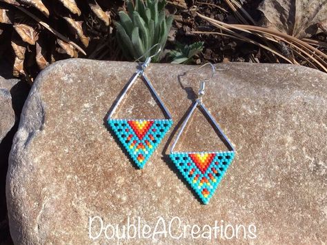 Triangle Beaded Earrings, Seed Bead Crafts, Beaded Earrings Native, Native American Earrings, Brick Stitch Earrings, Beaded Earrings Patterns, Bead Work Jewelry, Triangle Earrings, Delica Beads