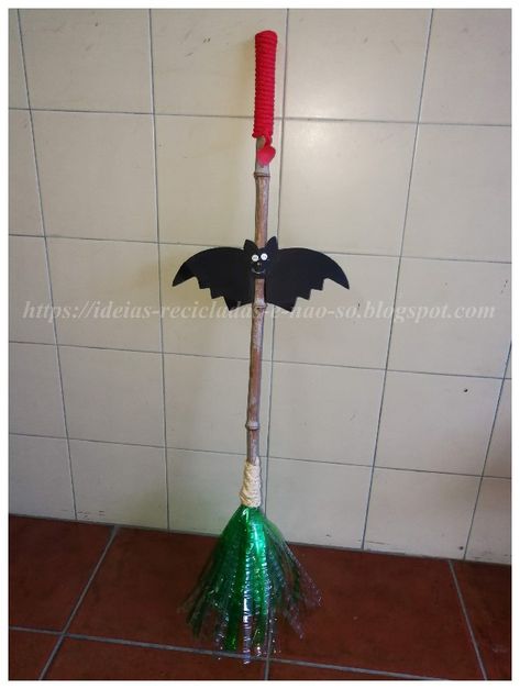 DIY Vassoura da Bruxa (Halloween). Feita com diversos materiais reciclados. Artesanato e Reciclagem. Com passo a passo. Macrame Vest, Macrame Wall Hanging Patterns, Witch Broom, Macrame Wall, Macrame Wall Hanging, Macrame, Witch, Wall Hanging, Halloween