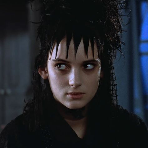 Winona Rider Beetle Juice, Lydia Deetz Pfp Movie, Beetle Juice Winona Ryder, Beatle Juice Winona Ryder, Winona Ryder Lydia Deetz, Deloris Beetlejuice, Beetlejuice Animated Series, Lydia Deetz Drawing, Badass Movie Characters