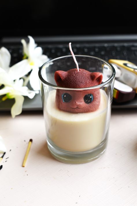 Candle Photography Ideas, Cat Candle Holder, Coffee Scent, Diy Hello Kitty, Christmas Hampers, Animal Candles, Candle Diy, Cat Candle, Making Candles Diy