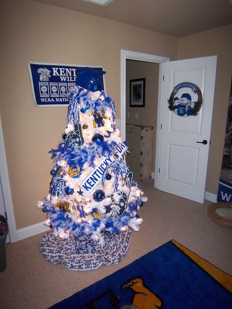 UK Tree Guest Room. LOVE THIS! University Of Kentucky Christmas Tree, Kentucky Wildcats Christmas Tree, Kentucky Christmas Tree, Kentucky Christmas, Cats Pics, Kentucky Wildcats Basketball, Uk Christmas, Kentucky Girl, Uk Basketball