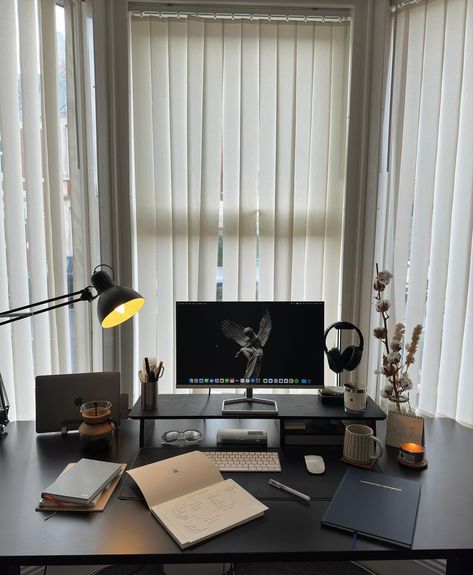 Desk Ideas Men, Work From Home Office Ideas Small Spaces, Aesthetic Workspace, Work Desk Setup, Black Desk Aesthetic, Dream Desk, Study Room Decor, Home Office Setup, Dream Apartment