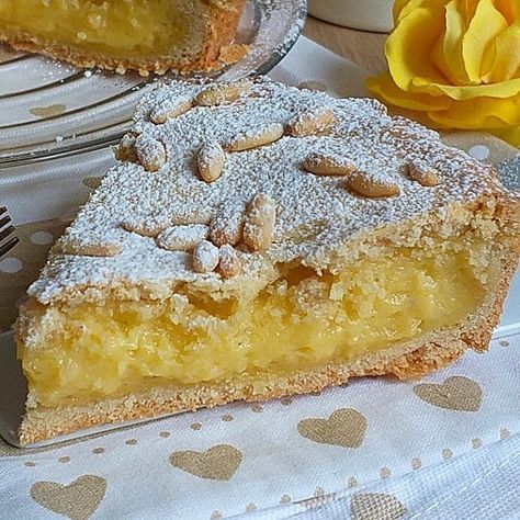 TORTA DELLA NONNA AL LIMONE dolce ripieno | Cucinare è come amare Italian Pastries, Italian Recipes Traditional, Romanian Food, Italian Desserts, Bread Recipes Homemade, Sweet Desserts, Italian Recipes, Nutella, Brownies