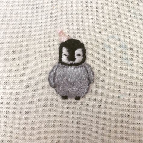 penguin. hand embroidery. Animal Embroidery Easy, Tiny Animal Embroidery, Penguin Embroidery Pattern, Hand Embroidery Animals, Animal Embroidery Simple, Embroidery Animals Easy, Embroidery Designs Tshirt, Hand Embroidery Tshirt, Pigeon Embroidery