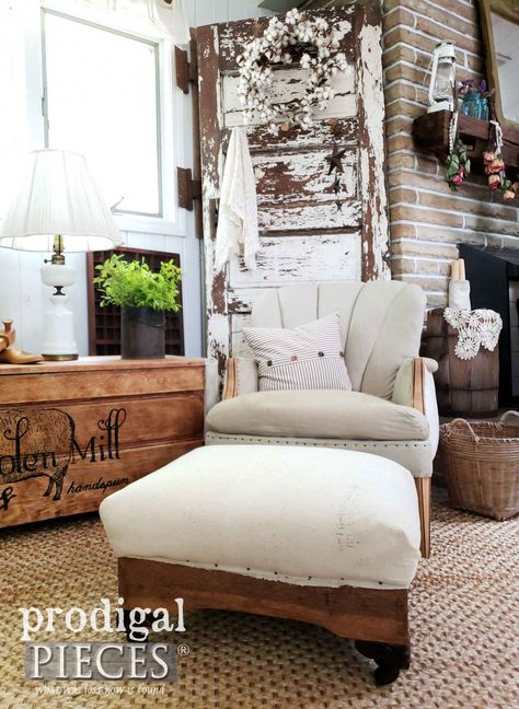 Rustic Farmhouse Feed Sack Ottoman in Deconstructed Style by Larissa of Prodigal Pieces | prodigalpieces.com #prodigalpieces #diy #farmhouse #furniture #homedecor Deconstructed Furniture, Farmhouse Thrift Store Makeovers, Vintage Home Decor Boho, Cosy Corners, Recycling Projects, Rustic Apartment, Interesting Interiors, Country Cottages, Rustic Restaurant