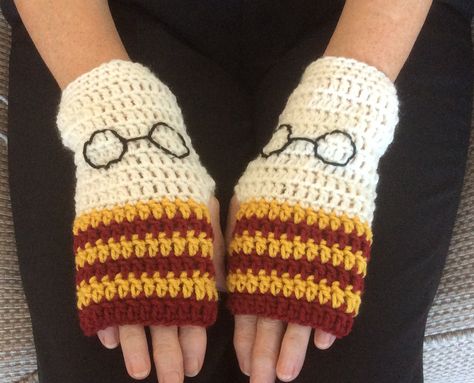 Harry Potter Fingerless Gloves Crochet, Harry Potter Crochet Patterns Free Hogwarts Houses, Harry Potter Crochet Ideas, Knitted Harry Potter, Harry Potter Crochet Patterns Free, Harry Potter Crochet Patterns, Tricot Harry Potter, Crochet Harry Potter, Amigurumi Harry Potter