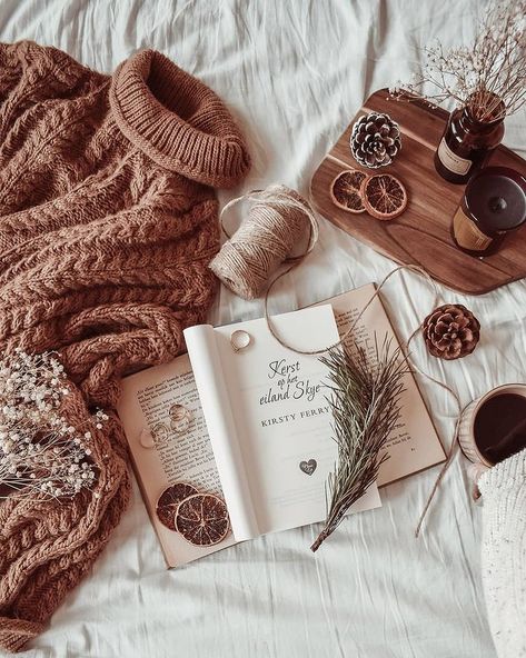 Izzy Mulkern (@izzymulkern1995) • Instagram photos and videos Cozy Bookstagram, Phineas E Ferb, Reading Nook Ideas, Rose Gold Aesthetic, Book Photography Instagram, Insta Layout, Bookstagram Ideas, Light Academia Aesthetic, Flatlay Photography