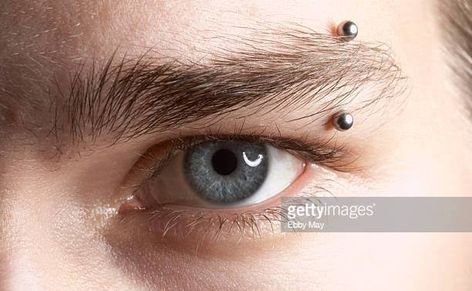 Eyebrow Piercing Men, Piercing Arcade, Labret Vertical, Eyebrow Piercings, Eyebrow Slits, Piercing Eyebrow, Guys Eyebrows, How To Grow Eyebrows, Facial Piercings