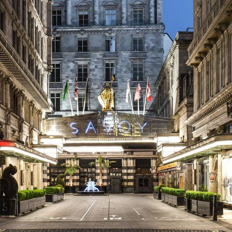 🇬🇧 The Crown Jewel Awaits: London Fashion Week in Regal Splendor at The Savoy ⚜️ The crisp London air thrums with anticipation, the city abuzz with fashion's elite. You, however, are ensconced in a haven of timeless luxury - The Royal Suite at The Savoy. Sunlight streams through grand windows, illuminating a masterpiece of design fit for a monarch. 💎 Beyond Fashion Week Fuss: Forget the frantic show schedules. Your days begin with a leisurely breakfast on your private balcony, overlooking ... Savoy London, Private Balcony, Timeless Luxury, Crown Jewels, London Fashion, London Fashion Week, The Crown, Balcony, Fashion Week