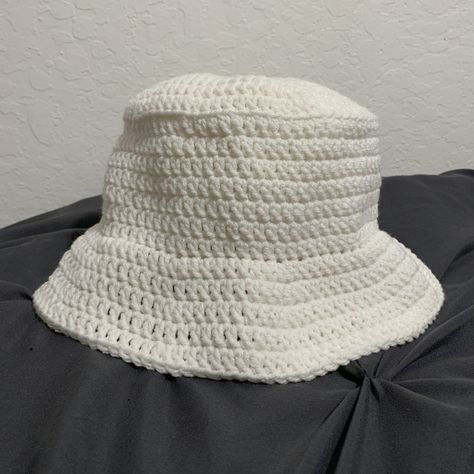 Quick & Easy Crochet Bucket Hat - Free Pattern & Tutorial Crochet Mens Bucket Hat, Crochet Mens Bucket Hat Free Pattern, Crochet Bucket Hat Men, Bucket Hat Pattern Free, Crochet Baby Cap, Clothing Crochet, Weather Clothes, Bucket Hat Pattern, Easy Crochet Hat