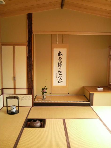 Tatami Mats used as building blocks in Japanese tea rooms to scale ... Japanese Tea Room, Traditional Japanese Home, Japan Interior, Tatami Room, Japanese Tea House, Traditional Japanese House, Japanese Interiors, Japanese Room, Japanese Home Decor