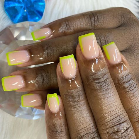 Short Outlined Nails, Outline Nail Design, Cna Nails, Outline French Tip Nails, Nail Outline, Outline Nails Design, Short Neon Nails, Outline Nails, Short Acrylics