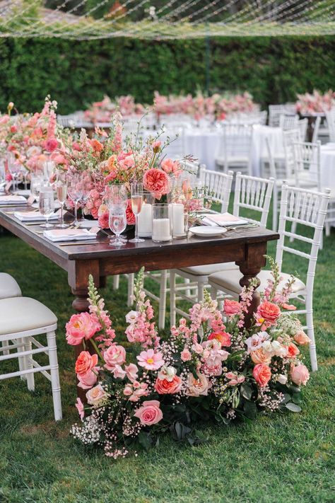 Peonies Wedding Centerpieces, Pink Party Tables, Colorful Wedding Ideas, Pink Wedding Sign, Pink Reception, Pink Wedding Receptions, Wedding Top Table, Reception Florals, Magenta Wedding