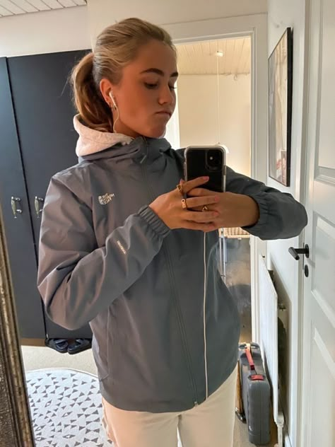 The North Face Rain Jacket, Winter Jacket Outfits, North Face Jacket Women's, Rain Outfit, North Face Outfits, North Face Rain Jacket, Rain Jacket Women, Cold Outfits, Copenhagen Style