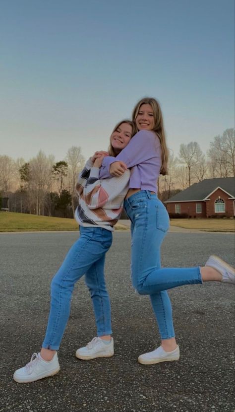 Cool Friends Poses, Photo Poses For Sisters At Home, Poses For Pictures Instagram For 2, Bff Pic Poses, Pose For Best Friends Bff Pics, Photo Pose For Sisters, Photo Poses For Two Besties, Instagram Poses For Best Friends, Best Friend Pictures Poses For 2