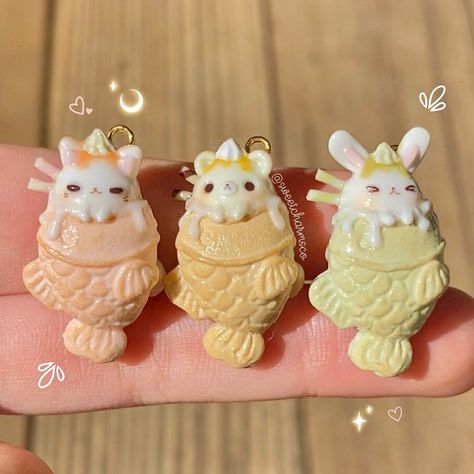 Instagram 上的 *✧･ﾟ:* 𝓈𝓌𝑒𝑒𝓉 𝒸𝒽𝒶𝓇𝓂𝓈 𝒸𝑜 *:･ﾟ✧*：「 Taiyaki bbs🍦 I haven’t made these in a while so I’m a little rusty hehe 🤧 hope you guys enjoy! • • • • • • #polymerclay #polymerclaycharms… 」 Kawaii Clay, Clay Cute, Clay Diy Projects, Clay Crafts Air Dry, Resin Clay, Cute Polymer Clay, Polymer Clay Miniatures, Clay Food, Clay Miniatures