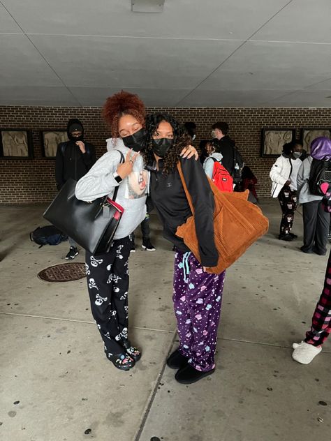 Matching Outfits Best Friend Group, Black Best Friend Goals, Picture Day Outfit Highschool, Pajama Day At School, Friend Group Pictures, Spirit Week Outfits, Go Best Friend, Pajama Day, Baby Friends