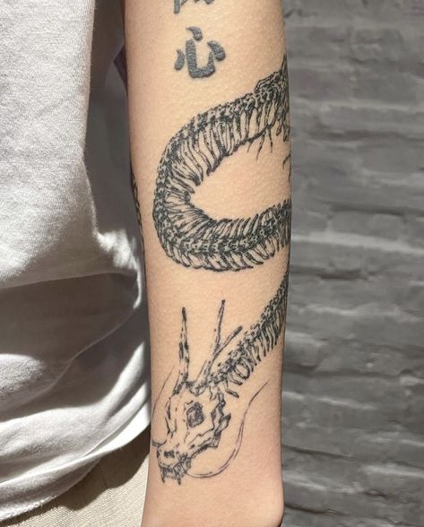 Deathclaw Tattoo, Dragon Band Tattoo, Reincarnation Tattoos, Bakunawa Tattoo, Gothic Arm Tattoo, Dragon Skeleton Tattoo, Tattoo Art Men, Diagram Tattoo, Collarbone Tattoo Men