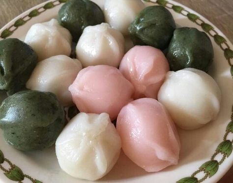 Tteok - Traditional Korean sweet rice cakes Korean Rice Cake Dessert, Korean Traditional Aesthetic, Korean Tteok, Rice Cakes Korean, Rice Cake Korean, Traditional Korean Food, Korean Rice Cakes, Korean Sweets, Korean Rice Cake