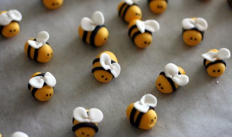 bccakes: Bzzzz, bzzz! Finally here... The fondant bumble bee tutorial! Bee Fondant, Bumble Bee Cupcakes, Bee Cupcakes, Food Decorating, Bee Cakes, Fondant Animals, Bee Party, Bee Birthday, Cupcake Tower