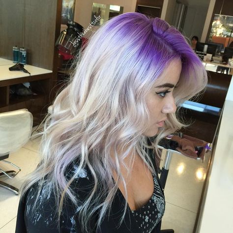 https://www.instagram.com/p/9ck8CXpnZq/?taken-by=jesstheebesttcolor Before there were rainbow roots, there was this seamless purple-into-white blonde fade from Jessica Gonzalez at Sally Hershberger. Purple Roots, Long Purple Hair, Pastel Purple Hair, Blonde Hair With Roots, Violet Pastel, Rainbow Hair Color, Neon Hair, Hot Hair Colors, Gorgeous Hair Color