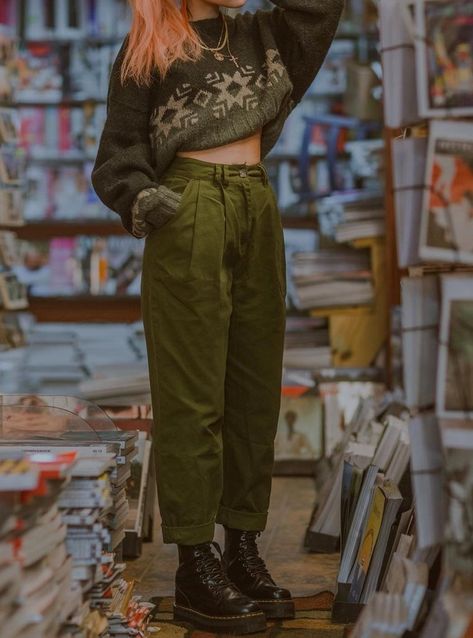 Casual Outfits Nonbinary, Boho Lesbian Style, Tomboy Cottagecore Outfits, Unisex Cottagecore Outfits, Earthy Colour Outfits, Earthy Autumn Outfits, Nonbinary Grunge Fashion, Cottagecore Nonbinary Outfits, Solar Punk Aesthetic Outfits