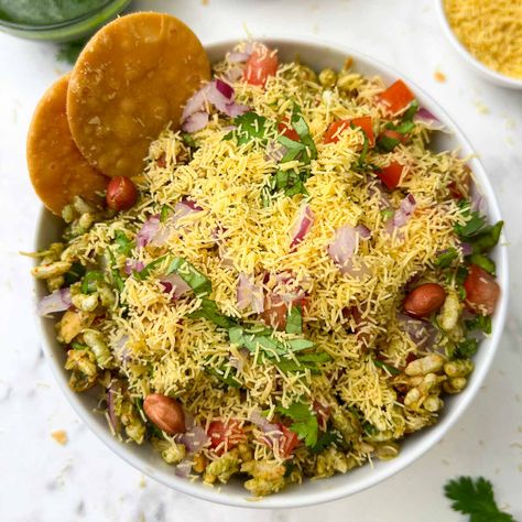 Bhel Puri Recipe - Indian Veggie Delight Bhel Puri Photography, Kala Chana Chaat Recipe, Bhel Puri Recipe, Van Branding, Chana Chaat Recipe, Bhel Recipe, Green Chutney Recipe, Chats Recipe, Sev Puri