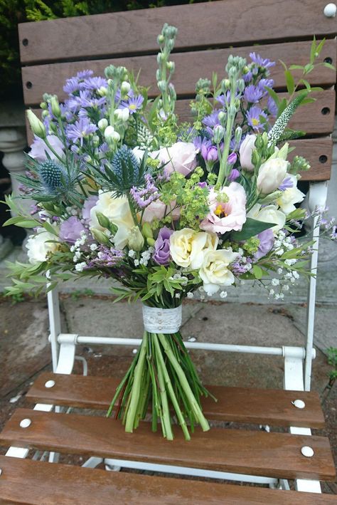 Unusual Bouquets, Planning 2025, Unusual Wedding Bouquets, Flower Boquet, Unusual Wedding, Floral Work, Arch Flowers, Eyeliner Styles, Creative Flower Arrangements