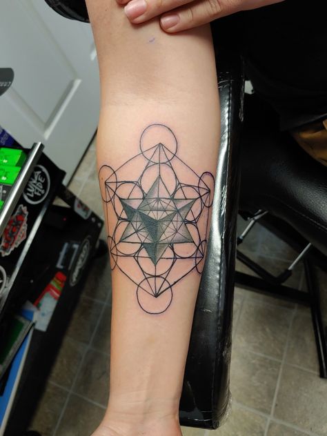 Merkaba centered within metatron's cube Merkaba Tattoo, Flower Of Life Tattoo, Hunter Tattoo, Lantern Tattoo, Tattoo Foot, Thailand Tattoo, Torso Tattoos, Sacred Geometry Tattoo, Leo Tattoos