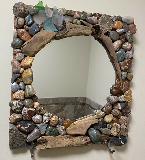 River Rock Crafts, Rock Crafts Diy, Driftwood Art Diy, Stone Wall Art, Summer Mantle, Decorating Ideas For The Home, Driftwood Crafts, Sea Glass Crafts, Rock Decor