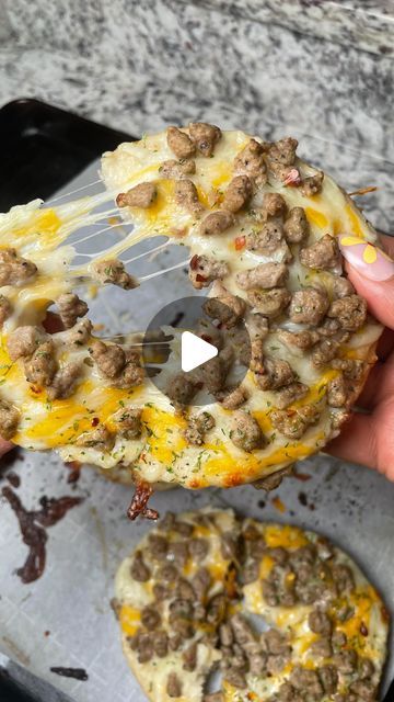 ᗩᑎᘜᗴᒪ | 𝐓𝐇𝐄 𝐂𝐎𝐎𝐊𝐈𝐍𝐆 𝐌𝐀𝐌𝐀 | on Instagram: "The best breakfast bagels ever 😩🔥  #breakfast #breakfastideas #breakfastlover #breakfastpizza #breakfastbagel #quickrecipes #quickandeasyrecipes #pizza #pizzabagel #easyrecipes #easymeals" Bagel Breakfast Pizza, Breakfast Pizza Ideas, Breakfast Bagel Ideas, Breakfast Pizza Bagels, Breakfast In The Car, Breakfast Bagels, Breakfast Pizzas, Breakfast Pizza Recipe, Cooking Mama