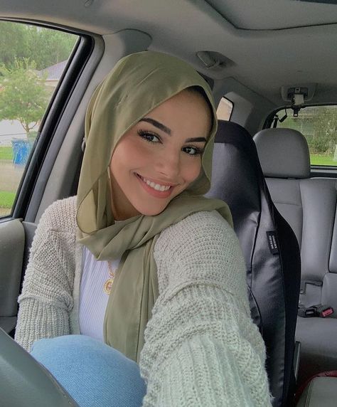 Green Hijab Outfit, Baddie Hijabi Outfits, Aesthetic Muslim Outfits, Modest Ootd, Green Hijab, Scarf Aesthetic, Blue Dress Outfits, Hijab Beauty, Outfit Modest