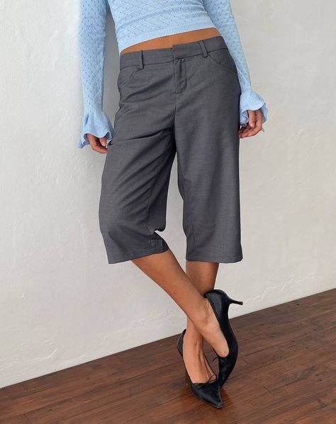 Capri Pants Outfits Summer, Autumn Wishlist, 90s Minimalism, Work Fits, Capri Trousers, Office Chic, Boys Summer, Party Dress Long Sleeve, Grey Trousers