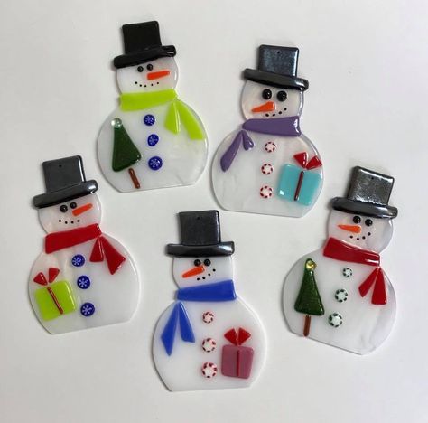 Crafts Christmas Ornaments, Melted Snowman, Fused Glass Christmas, Glass Fusion Ideas, Glass Snowman, Fused Glass Artwork, Glass Christmas Decorations, Fused Glass Ornaments, Glass Fusing Projects