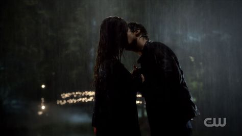 Delena Rain Kiss, The Rain Movie, Vampire Diaries Shirts, Rain Kiss, Daniel James Howell, Vampire Diaries Outfits, Klaus And Caroline, Video Love, Kissing In The Rain