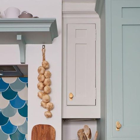 Rust-Oleum on Instagram: "Two-tone your kitchen with Rust-Oleum Kitchen Cupboard Paint. ⠀ ⠀ The finish is soft to the touch and yet hard-wearing enough to handle the splatters and stains of everyday kitchen life!⠀ ⠀ Available in 110 mouth-watering shades. ⠀ 🎨 Colour palette swipe-though: Steamed Milk ➜ Leaplish⠀ Credit: @melanielissackinteriors⠀ ⠀ #kitchen #kitchenmakeover #interiormakeover #interiordesign #kitchendecor #kitchendesign #rustoleumkitchenpaint #kitchentransformation #diy #interio Kitchen Cupboard Paint, Cupboard Paint, Kitchen Cupboards Paint, Steamed Milk, Skimmed Milk, Kitchen Transformation, Rust Oleum, Kitchen Cupboard, Kitchen Paint