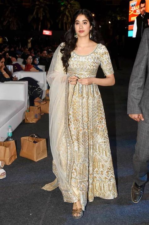 Jaanvi Kapoor, Jahanvi Kapoor, Janvhi Kapoor, Jahnvi Kapoor, Janvi Kapoor, White Anarkali, Twinkle Khanna, Jhanvi Kapoor, Ethnic Wear Indian