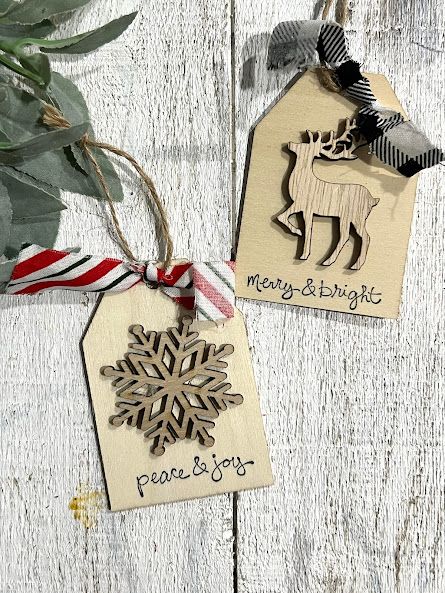 Small Wooden Tags Ideas Diy, Wooden Tags Ideas Diy Christmas, Tag Ornaments Diy, Wood Tags Ideas, Wooden Tags Ideas Diy, Wooden Christmas Tags, Tag Ornaments, Winter Craft Ideas, Farmers Market Booth