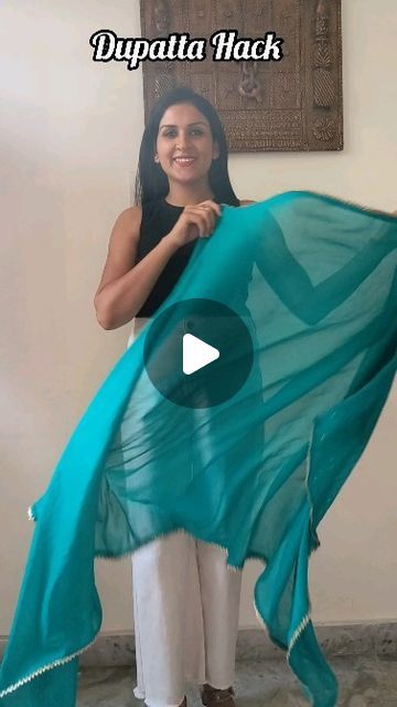 Styling Dupatta, Large Scarf Tying, Dupatta Styling, Volleyball Hairstyle, Scarf Wearing Styles, Indian Scarf, Silk Kurti Designs, Dupatta Style, Diy Fashion Scarf