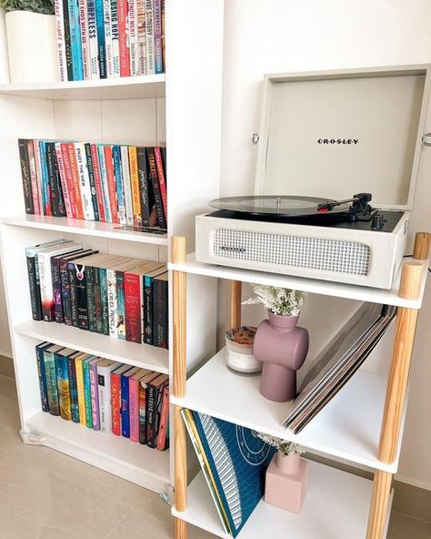 Record Player Decor Display, Record Player On Bookshelf, Book Stand Decor, Record Player Setup Bedroom, Record Player Stand Aesthetic, Book Corner Ideas Bedroom Cozy Nook Reading Areas, Record Player Decor, Book Corner Ideas Bedroom, Stairs Nook